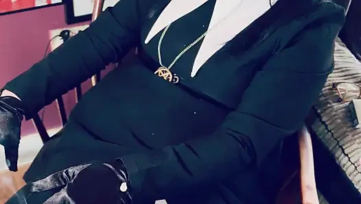 Wednesday addams, tina snua, chain saten eldivenle 2 sigara içiyor - sigara içen kadın sürükleniyor omi ome ucunu kuyruğuna sokuyor