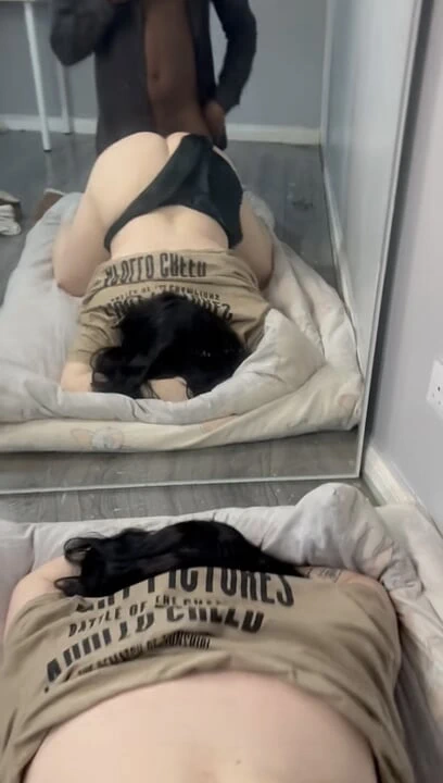 Karımı büyük zenci yarağımla şaşırttım ve beyaz sıkı amının derinliklerine ittim