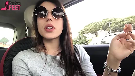 Petra arabada sigara içiyor