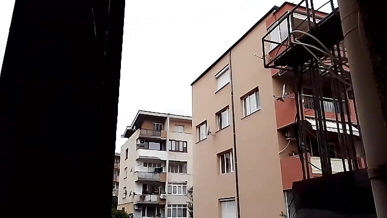 Ninenin bloğunda göğüslerini gösteriyor
