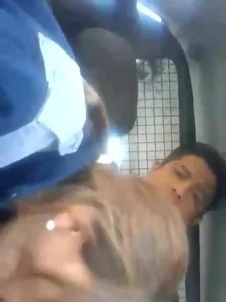 Garchando en el patrullero