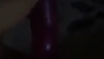 nehir aşağı kız kendini titretiyor