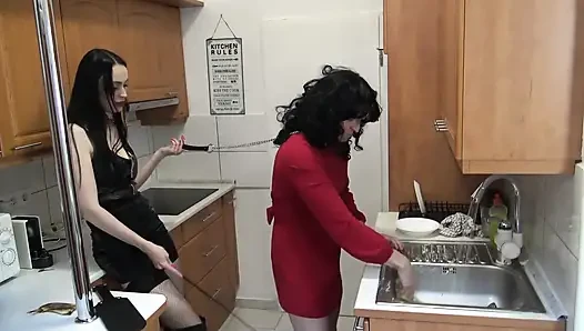 Dev Gotik Hanım Küçük Kızını Temizlik İçin Büyütüyor!