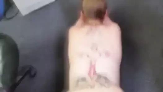 Tattoeed eş köpek stlye sikme