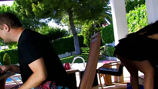 Красивая татуированная девушка-брюнетка сосет член его партнера со страстью