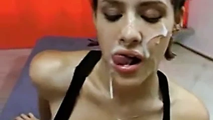 Latin kadının yüzüne çifte boşalma