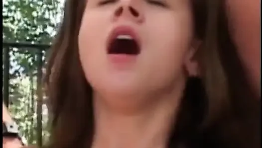 Seksi minyon esmer açık havada kaslı adamlarla grup seks sırasında iki yarağı birden alıyor