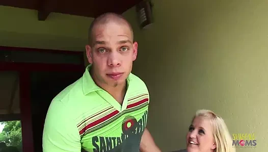 bahçıvanın kocasıyla köpek stilini becermesine izin veriyor