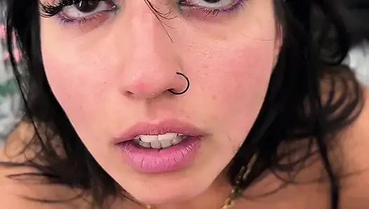 Aaliyah Yasin porno çekimine ara verirken bir adamla sikişiyor