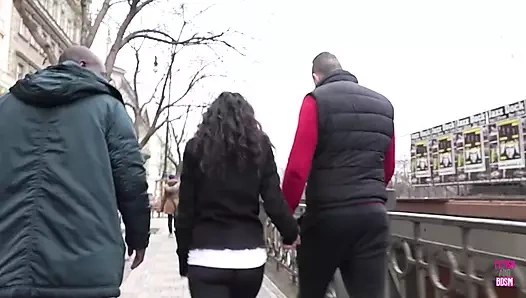 Siyah bir adam sıkı göt deliğini sikerken sevgilisinin yüzüne oturuyor