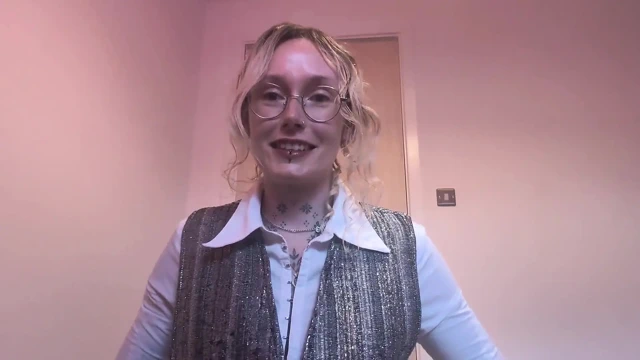 Seksi emlakçı satışı yapmak için çaresiz