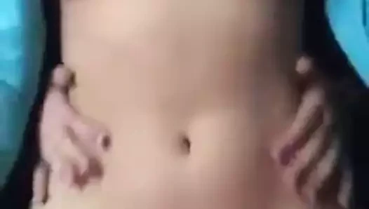 Güzel busty esmer kendi cinsiyetine sahip!!!