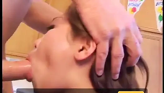 Olgun beyaz adam sert yarağını sıkı bir Asyalı amına sokuyor