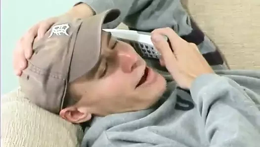 Adam model izciymiş gibi davranıyor ve sonunda sarışın bebeği kanepede sikiyor