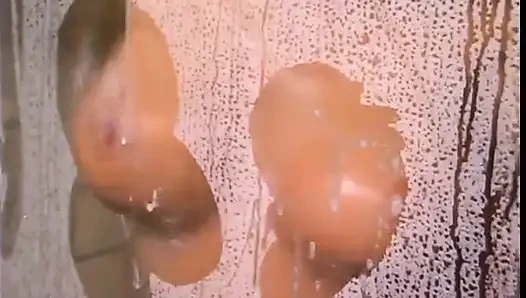 Cızırtılı sabunlu duşta sikişiyor ve emiyor