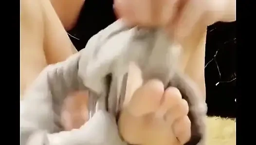 Fitness eğitmeninizin terli sıkı şortla çok çalıştığını hayal edin