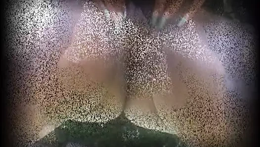 Çarpıcı uzun saçlı renkli model kendine dokunuyor ve arkadaşının onu sert bir şekilde becermesine izin veriyor