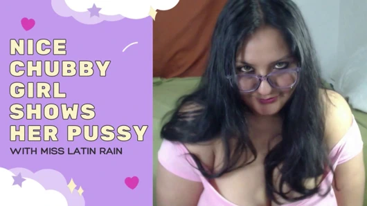 Güzel tombul kız onu kedi gösterir