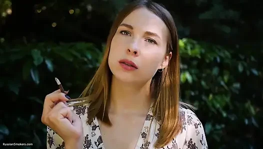 Evgeniya güçlü sigara içiyor