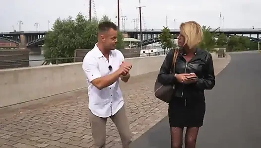 Dövmeli İş Kadını Seks İçin Bir Saat Boşaltıyor