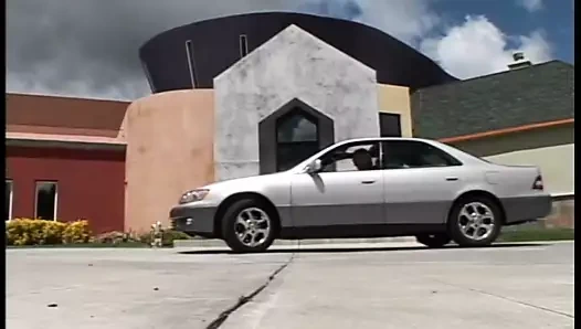 Cinsel doymak bilmez sarışın fahişe bahçede gangbanged oldu