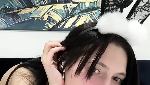 Genç Paskalya tavşanı kız yatakta mastürbasyon yapıyor