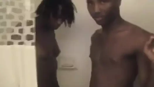 Siyah ibne götünü domaltarak sikiyor