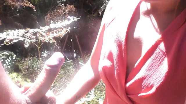 Жесткий трах в лесу! Дал пососать член и трахнул в киску!
