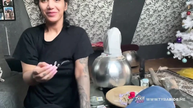 Dövmeli orta yaşlı seksi kadın eski erkek arkadaşını ıslak saksoyla boşaltıyor