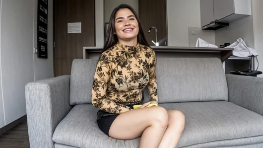 Amatör 18 yaşındaki Kolombiyalı model rezervasyonu almak için çaresizce yapımcıyı yerinde ham sikiyor. Soyunuyor ve penisi açıyor