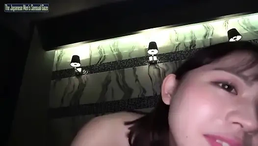 Sevecen bir güzellik derin, yoğun bir aceleye çekilirken ani karşılaşma patlıyor