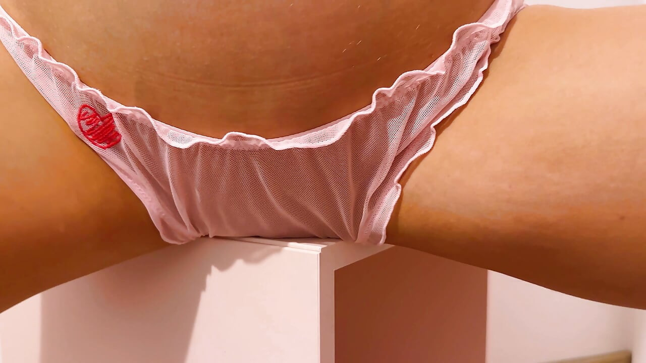 Pembe külotlu güzellik masa köşesine karşı amcığını sikiyor.