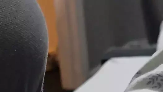 Üvey anne çıplak Hintli üvey oğlunun büyük yarağını utanmadan çekiyor