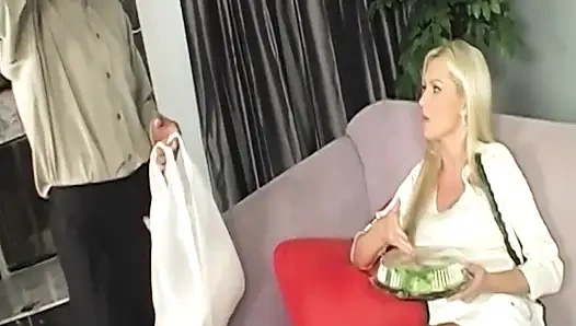 Otoriter sarışın orta yaşlı seksi kadın ıslak ofis sikişinde genişliyor