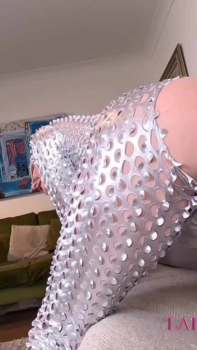 İngiliz lassie lara lateks LarasPlayground'da gerçek bir maytap | Klip 1