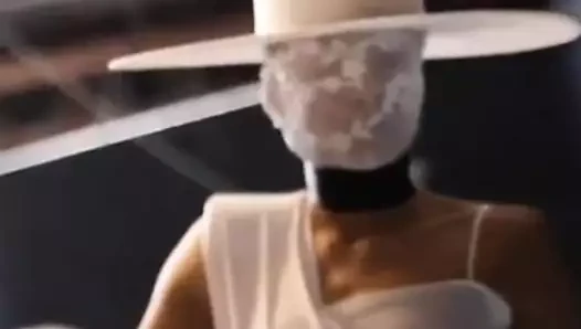 Jennifer lopez göğüslerini bastırdı 20.04.2019