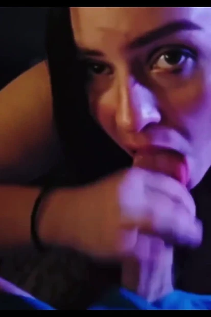 Lexi заставляет бойфренда кончить, растирая лифчик о хуй