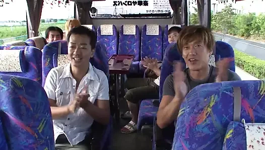 Azgın Japon 18 yaşındaki genç sürtük 4 yarakla sikiliyor!