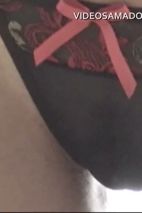 Bedensel vücutlu kız, tamamen doğal. Erotik videoda çıplak gösteriyor