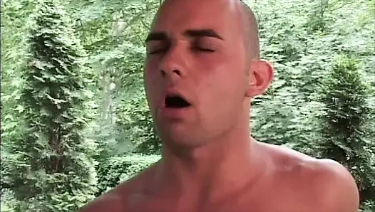 İtalyan horozunu emiyor ve kıçını terasta dövüyor