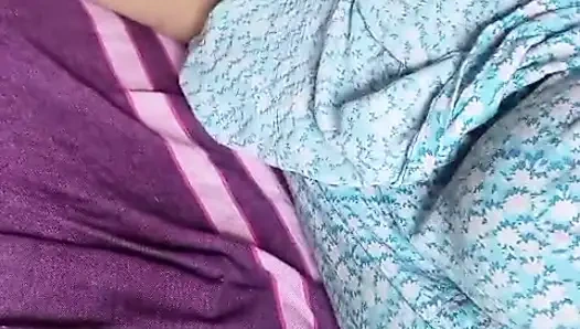 Sri Lankalı aktris Anne banyoda geceleri amcığı ve büyük doğal göğüsleriyle oynuyor