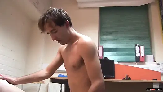 Aaron Aurora ve Tommy Curtis emiyor ve sikişiyor