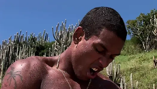 Ufacık sevimli neşeli yarık şişman aşk sopa direği için geniş açık bekliyor