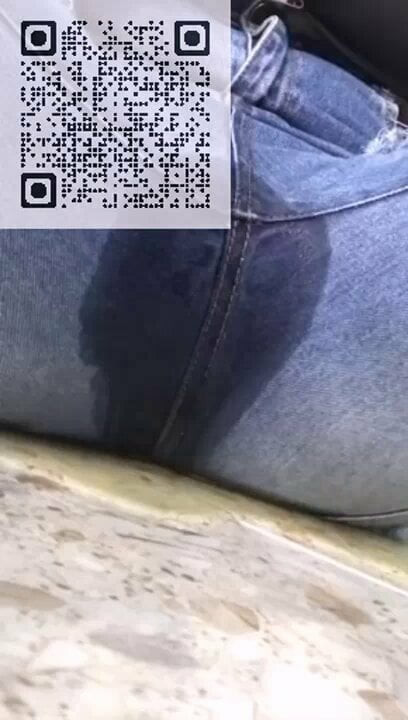 Bu kızdan büyük çiş - kıyafetlerinin her yerine idrar yapıyor