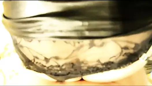 laure suce et ce fait prendre en gros plan