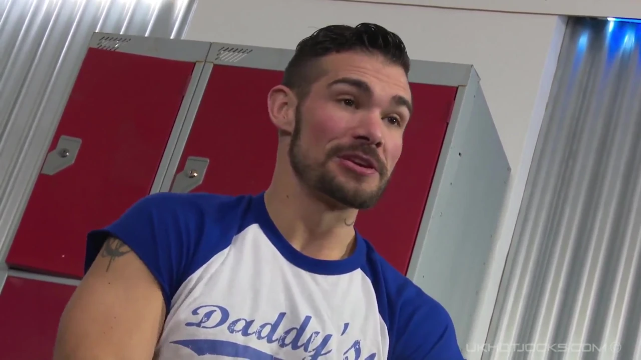 Aarin Asker juega con juguetes sexuales en porno gay