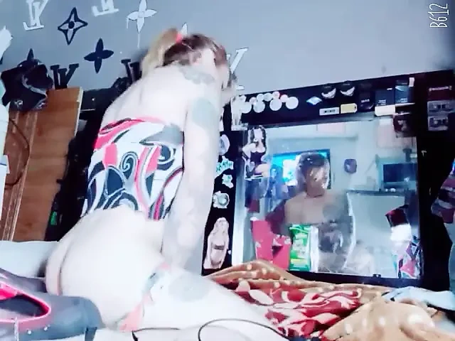 Seksi götlü Mel sikişiyor