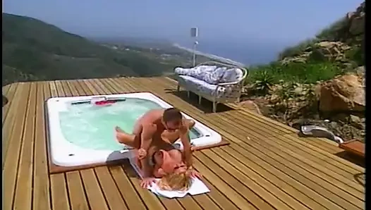 Büyük yaraklı adam mayolu büyük memeli orta yaşlı seksi kadından ıslak ve ıslak oluyor ve sonra sikişiyor