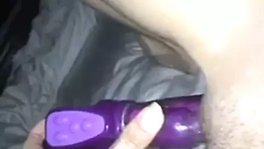 Oyuncakla oynayan arkadaş