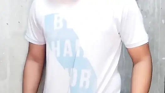 Ateşli genç adam odasında mastürbasyon yapıyor